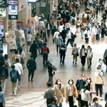 ３度目の発令となった緊急事態宣言の初日。マスク姿で歩く買い物客ら＝２５日午後、神戸市中央区の三宮センター街（撮影・辰巳直之）