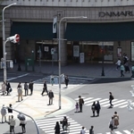 ３度目の発令となった緊急事態宣言の初日。スクランブル交差点を行き交う人ら＝２５日午前、神戸市中央区（撮影・辰巳直之）