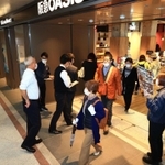 オープン初日を迎え、来店客でにぎわう「神戸三宮阪急ビル」＝２６日午前、神戸市中央区加納町４（撮影・鈴木雅之）