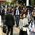 ３度目の緊急事態宣言が発令されて最初の平日。普段と変わらぬ通勤風景が見られた＝２６日午前、神戸市中央区元町通１（撮影・坂井萌香）