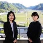 対局を前に撮影に応じる里見香奈女流王位（左）と山根ことみ女流二段＝２６日午後、姫路市夢前町前之庄、旅館「夢乃井」（撮影・大山伸一郎）