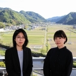 対局を前に撮影に応じる里見香奈女流王位（左）と山根ことみ女流二段＝２６日午後、姫路市夢前町前之庄、旅館「夢乃井」（撮影・大山伸一郎）
