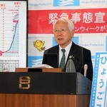 兵庫県知事選について自民党県連の対応を批判する井戸敏三知事＝２６日午後、県庁