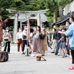 演劇祭の期間中各地で行われたパフォーマンスに見入る観光客ら＝２０２０年９月２０日、豊岡市城崎町湯島