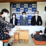女流王位戦第１局で初手を指す山根ことみ女流二段（左）＝２７日午前、姫路市夢前町前之庄、塩田温泉の旅館「夢乃井」（撮影・大山伸一郎）