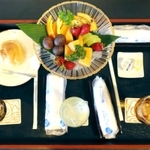 両対局者が注文したおやつと飲み物＝２７日午前、姫路市夢前町前之庄、塩田温泉の旅館「夢乃井」