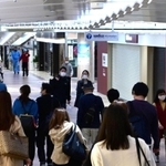 全店が臨時休業した神戸・三宮の地下街「さんちか」。日中はシャッターが閉まった通路を行き来する人が絶えない＝２７日午前、神戸市中央区（撮影・中西幸大）