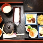 海の幸が中心の特製弁当＝２７日午後、姫路市夢前町前之庄、旅館「夢乃井」