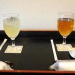 両対局者が注文した飲み物＝２７日午後、姫路市夢前町前之庄、旅館「夢乃井」