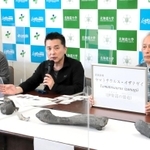 洲本市で見つかった新属新種の恐竜について説明する北海道大の小林快次教授（中央）と、学名を見せる発見者の岸本眞五さん（右）＝神戸市中央区下山手通５、兵庫県庁