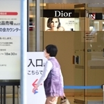 人流を抑えるため、臨時休業となった大丸神戸店の化粧品売り場＝２７日午後、神戸市中央区明石町（撮影・中西幸大）