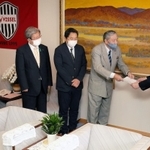 酒販店への協力金の支給を求める要望書を井戸敏三知事に手渡す兵庫県小売酒販組合連合会の三橋敏弘会長（右から２人目）ら＝兵庫県庁