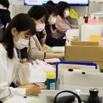 入院調整のため情報を集める保健師ら。最近、救急車で不搬送になるケースが増えたという＝２７日午後、神戸市役所（撮影・吉田敦史）