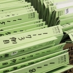 １人ずつ作るコロナ患者のファイル番号は１万番を超えた＝２７日午後、神戸市役所（撮影・吉田敦史）