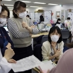 入院待ち患者の最新情報を共有し、優先順位をつけるために話し合う保健師ら＝２７日午後、神戸市役所（画像の一部を加工しています）