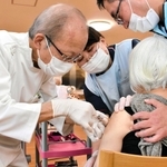 特別養護老人ホームで入所者の腕に新型コロナワクチンを接種する医師＝４月２６日、三木市内