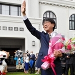 職員や市民らに見送られて市役所を後にする中貝宗治市長＝豊岡市役所