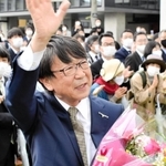 職員や市民らに見送られて市役所を後にする中貝宗治市長＝豊岡市役所