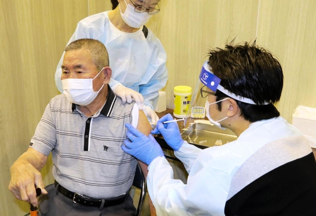 集団接種会場でワクチン注射を受ける男性高齢者＝１日午後、小野市王子町