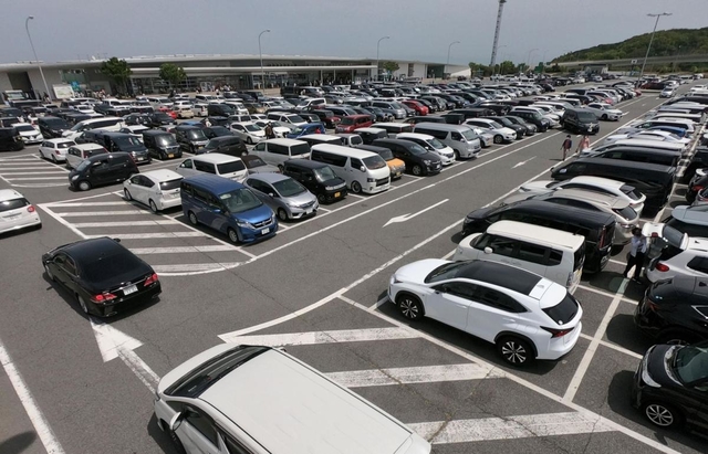 多くの車で混雑した神戸淡路鳴門自動車道の淡路サービスエリア駐車場＝４日午後、淡路市岩屋（撮影・秋山亮太）