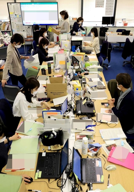 病院との調整を続ける保健師ら。神戸市では病床が逼迫し、症状が重い患者も自宅待機を余儀なくされているという＝４月２７日午後、同市役所（画像の一部を加工しています）