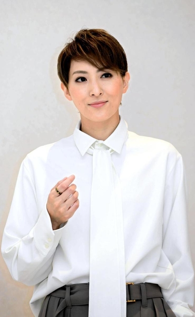 「舞台上からファンへの感謝の気持ちを余すことなく伝えたい」と話す珠城りょう＝宝塚大劇場