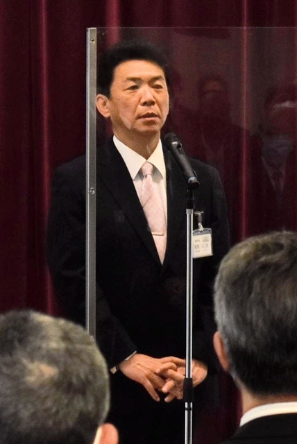 初登庁後、職員に訓示する関貫久仁郎市長＝豊岡市役所
