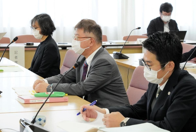 芦屋市のパワハラ問題について再調査し、市議会で報告する第三者委の弁護士ら＝７日午前、芦屋市役所
