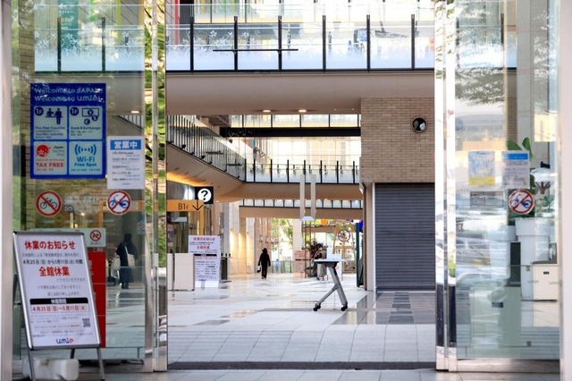 食料品売り場などを除く店舗が休業し、がらんとする商業施設＝７日午後、神戸市中央区東川崎町１（撮影・吉田敦史）