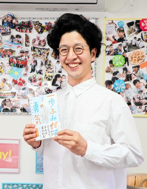 「小中校生向けに書いたけれど、２０代からの反響も大きい」と話す高橋惇さん＝神戸市中央区下山手通７