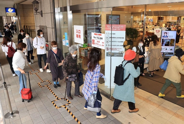 １８日ぶりに全館営業再開した大丸神戸店。開店とともに数十人が入店した＝１２日午前、神戸市中央区明石町（撮影・吉田敦史）