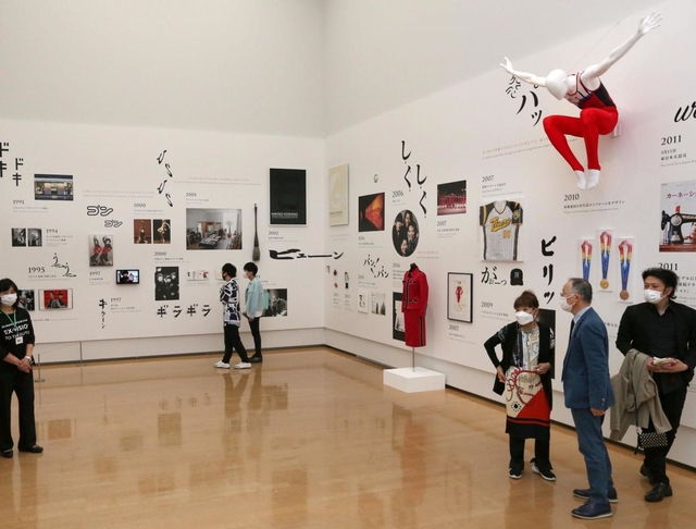 展示会場の様子を見るコシノヒロコさん（右から３人目）＝１２日午後、兵庫県立美術館（撮影・長嶺麻子）