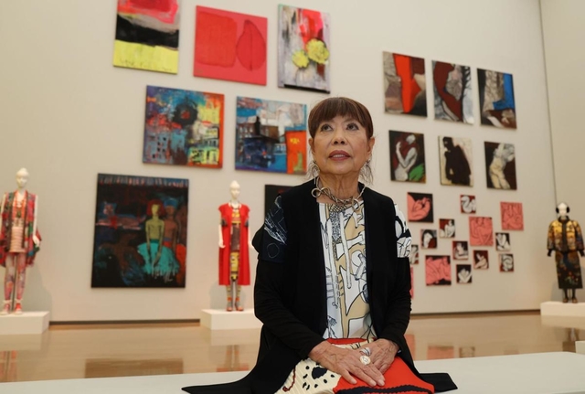 再開した展覧会の会場で語るコシノヒロコさん＝１２日午後、兵庫県立美術館（撮影・長嶺麻子）