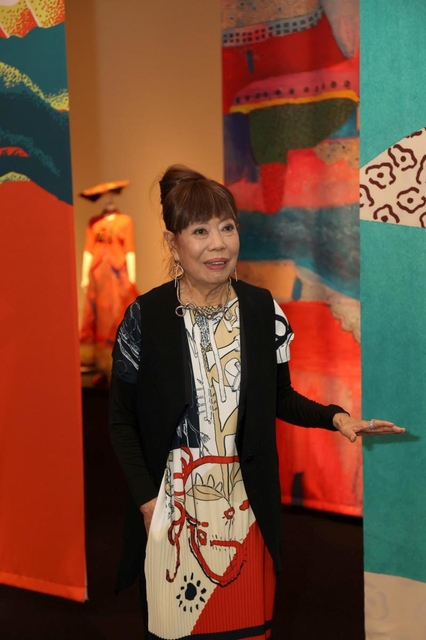 再開した展覧会の会場で語るコシノヒロコさん＝１２日午後、兵庫県立美術館（撮影・長嶺麻子）