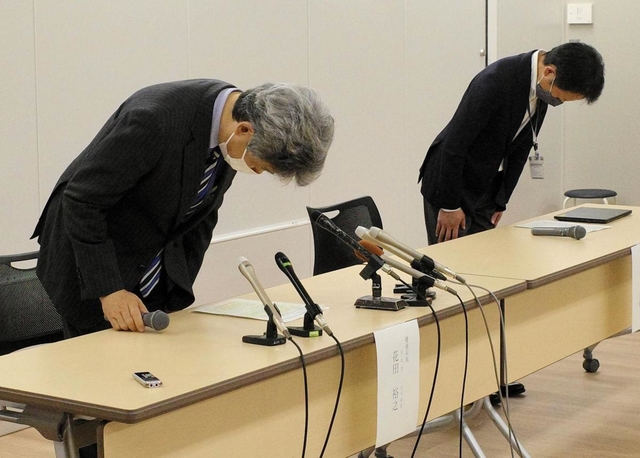 新型コロナワクチンを誤って常温保管し、謝罪する神戸市健康局の幹部ら＝１２日午後、神戸市役所