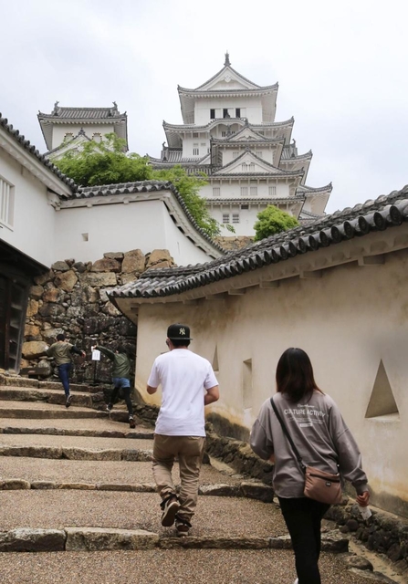 人数制限した上で営業を再開した姫路城。初日の人出はまばらだった＝１２日午前、姫路市本町（撮影・大山伸一郎）