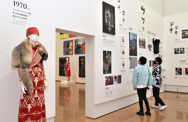 再開された美術館で展示を楽しむ来館者＝１２日午後、神戸市中央区脇浜海岸通１、兵庫県立美術館（撮影・長嶺麻子）