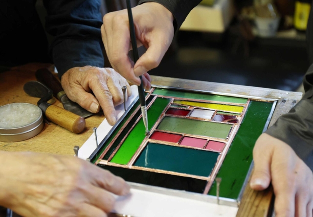 銅テープに溶剤を塗ってハンダ付け＝神戸市垂水区（撮影・長嶺麻子）