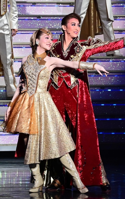 美園さくら（左）と珠城りょう＝宝塚大劇場（撮影・中西幸大）