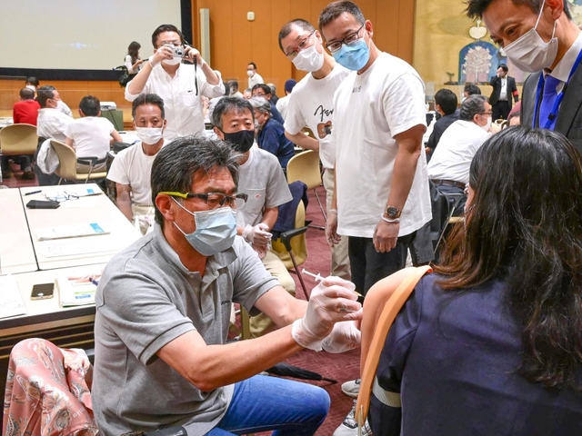 上腕部の模型に模擬注射をする歯科医師＝神戸市中央区橘通４、同市医師会館