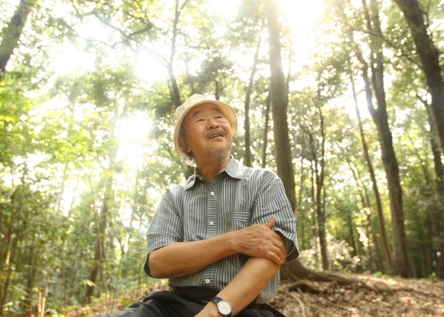 帰郷後は里山歩きを楽しんだ河合雅雄さん＝２００７年８月、丹波篠山市野尻