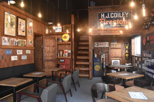 細部までこだわった内装。展示品の一部は販売も＝神戸市西区平野町黒田