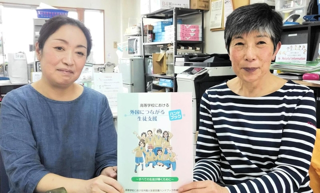 「生徒らに温かいまなざしを」と話す県外教の山本紀子事務局長（右）と、「多文化共生センターひょうご」の北村広美代表＝神戸市東灘区深江南町４