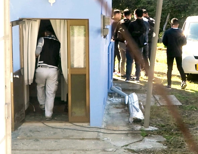 大麻の栽培拠点とみられる建物を捜索する兵庫県警の捜査員ら＝２０２０年１０月２０日、三田市内