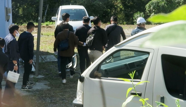 大麻の栽培拠点とみられる建物を捜索する兵庫県警の捜査員ら＝２０２０年１０月２０日、三田市内