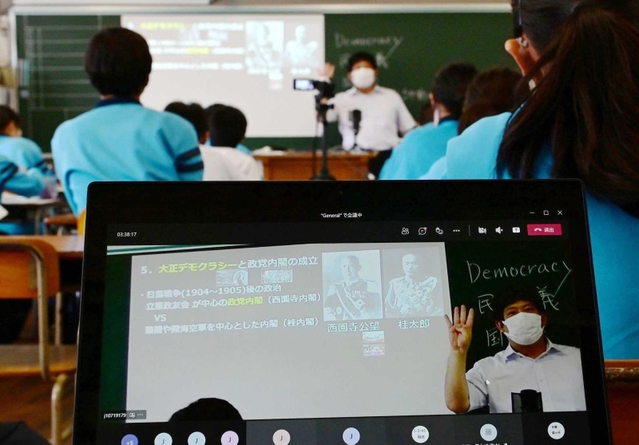 自宅にいる生徒にライブ配信される歴史の授業＝神戸市東灘区向洋町中２（撮影・中西幸大）