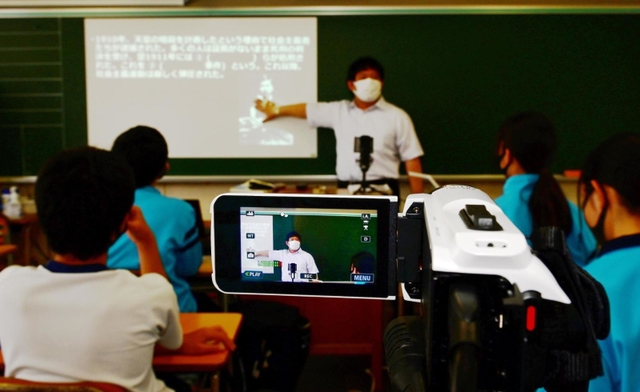 自宅にいる生徒にライブ配信される歴史の授業＝神戸市東灘区向洋町中２（撮影・中西幸大）