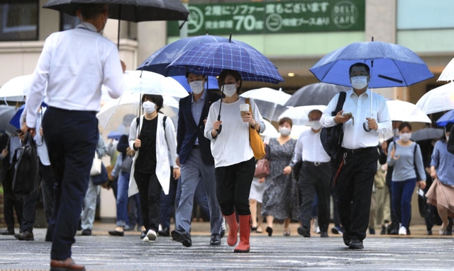 大雨警報が発令され、道行く人の中には長靴を履いた人も＝２１日午前、神戸市中央区元町通１（撮影・鈴木雅之）