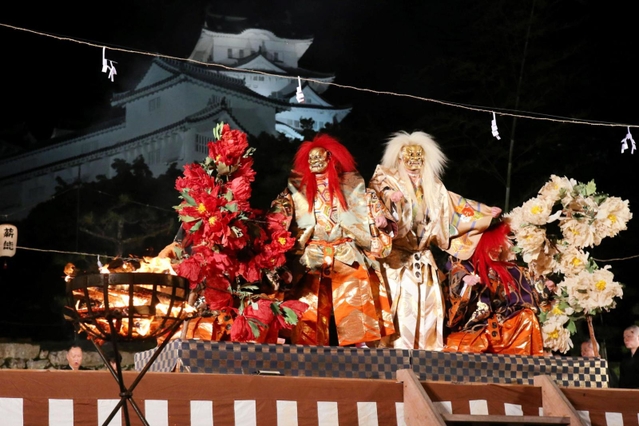 世界文化遺産・国宝姫路城を借景に繰り広げられた薪能＝２１日夜、姫路市本町（撮影・大山伸一郎）