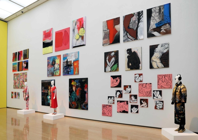 ポップな色彩の絵画と洋服が並ぶ「ルンルン」の展示空間＝兵庫県立美術館